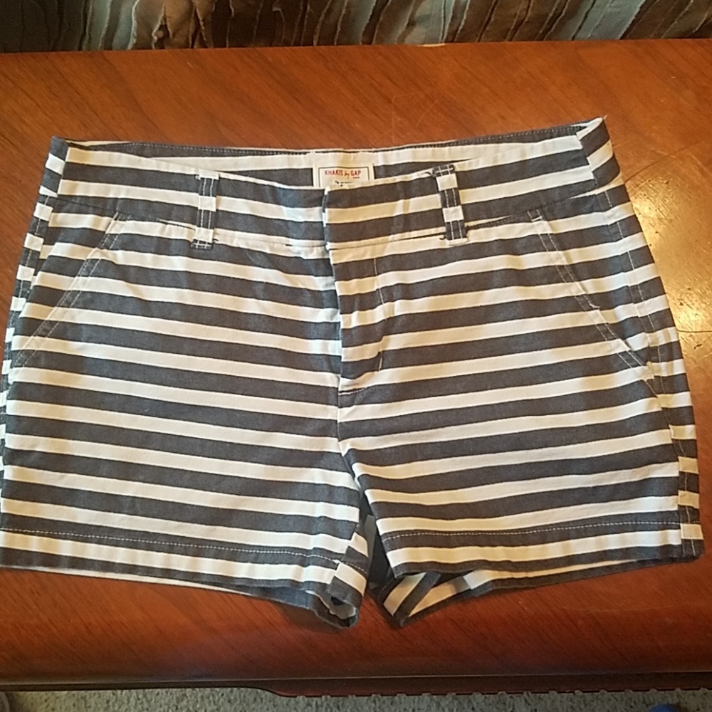 Striped GAP shorts